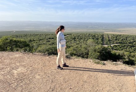 Südafrika Garden Route mit Kindern - Addo Elephant Nationalpark - Junge Frau genießt Aussicht