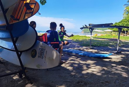 Costa Rica mit Kindern - Costa Rica Urlaub mit Kindern - Jugendliche bereiten sich auf das Surfen im Pazifik vor