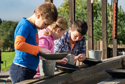 Schottland Familienreise - Schottland mit Kindern - Kinder beim Goldwaschen