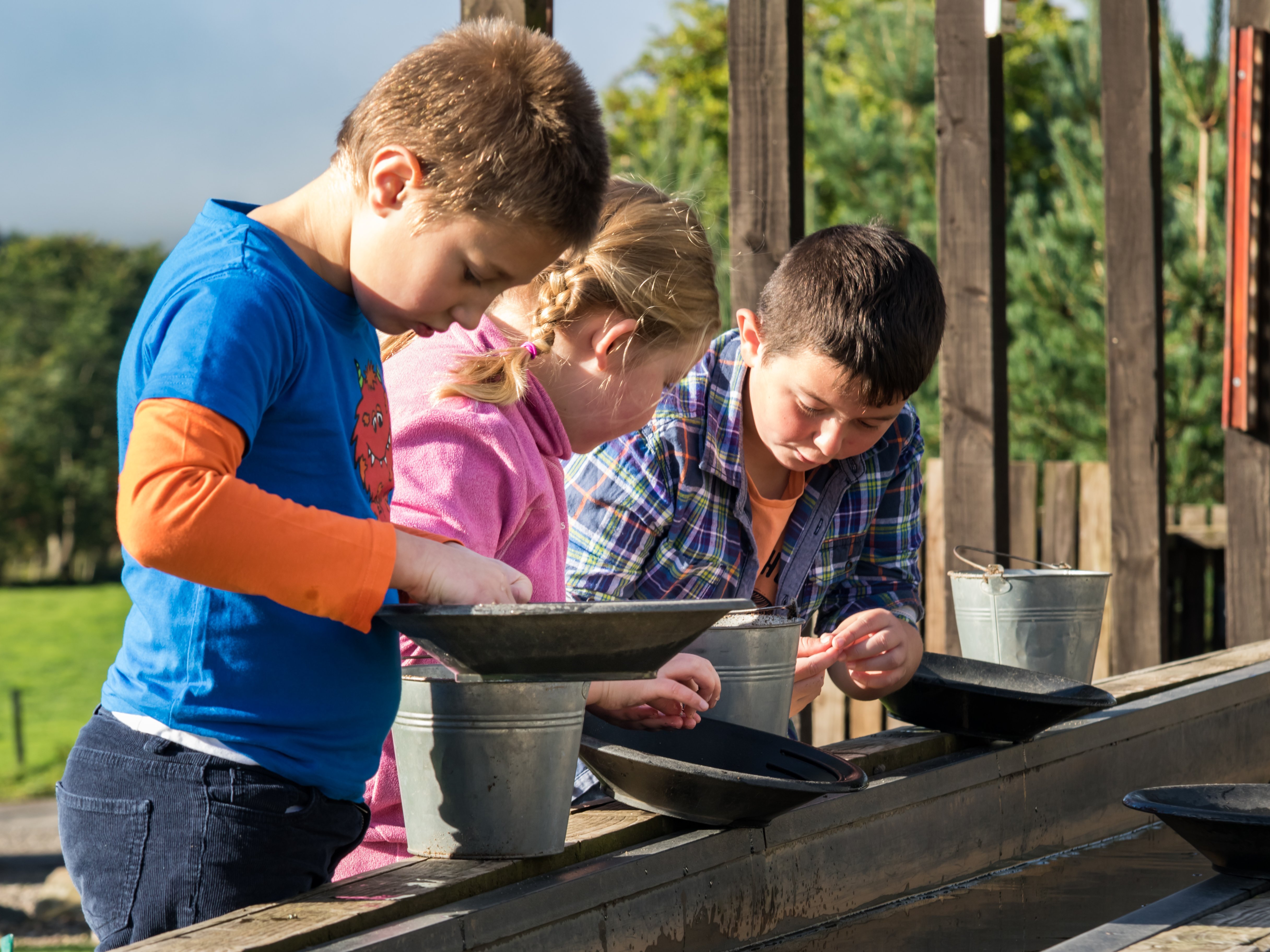 Schottland Familienreisen - Familienurlaub Schottland - Kinder waschen Gold