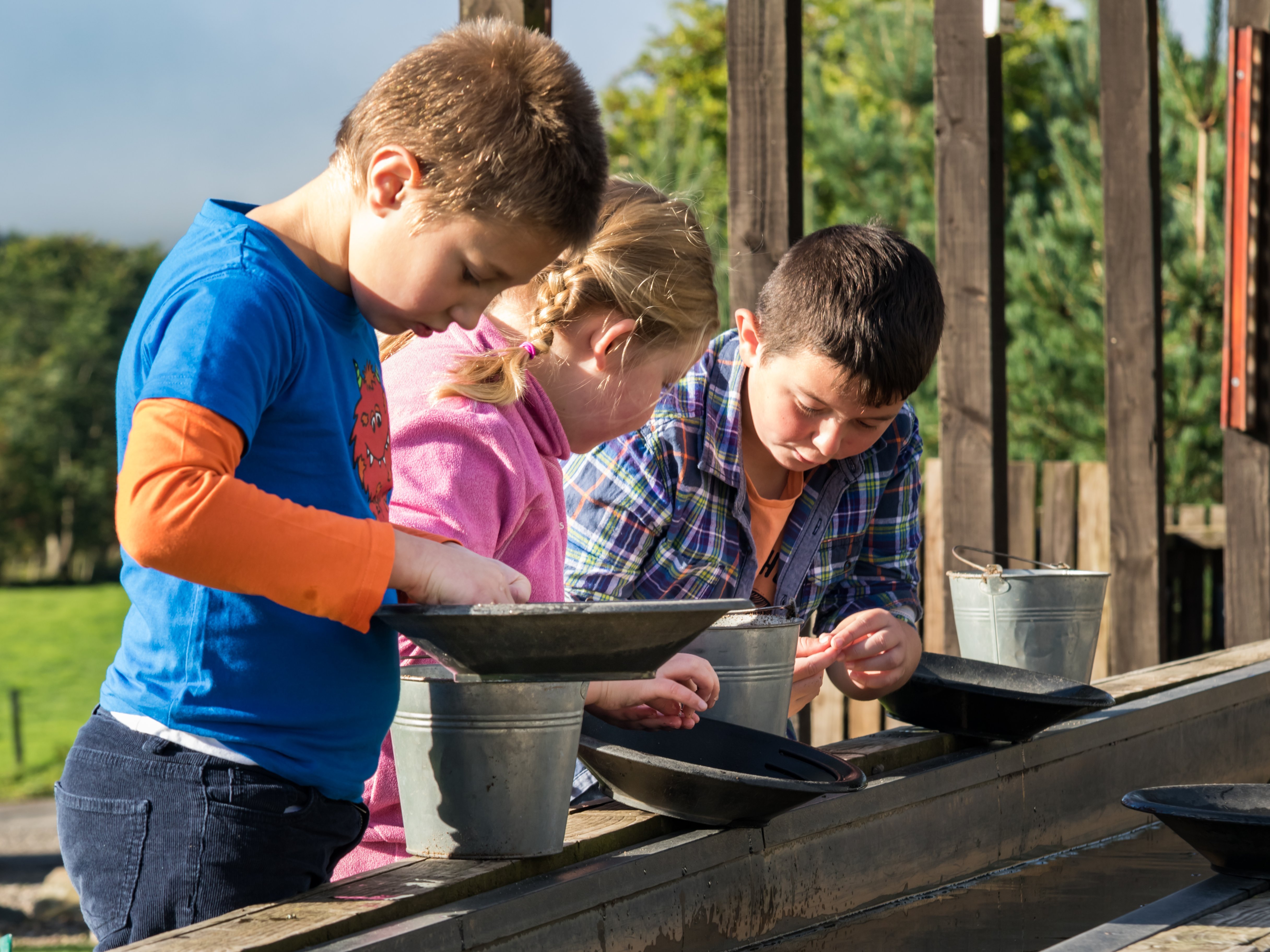Neue Familienreisen 2026 - Schottland for family  - Kinder beim Goldwaschen