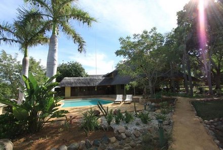 Südafrika individuell - Kubu Safari Lodge - Außenansicht mit Pool