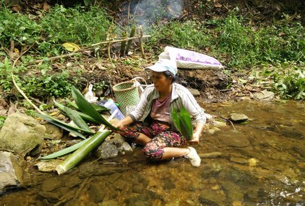 Familienreise Malaysia & Borneo Teenager - Mongkos Village Frau am Fluss