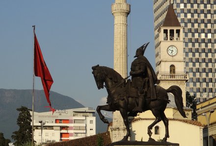 Albanien Familienreise - Albanien for family - Tirana Statue Pferd