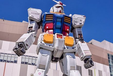 Japan for family individuell - Tokyo - Statue mit Transformers