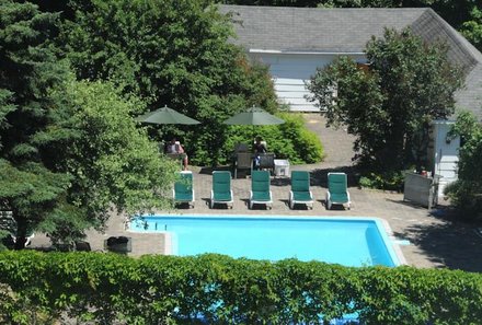 Ostkanada for family - Ostkanada Familienreise mit Kindern - Hotel Au Petit Berger - Pool mit Liegen