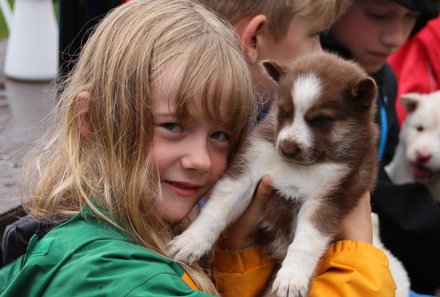 Familienreise Schweden - Schweden for family - Mädchen mit Baby Hund