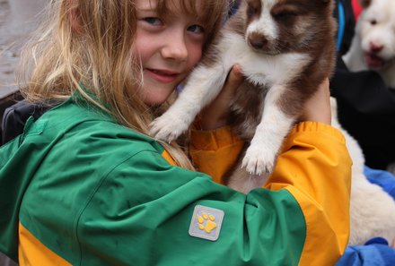 Schweden Familienreise - Aktivurlaub Schweden mit Kindern - Kinder mit Huskey Welpen