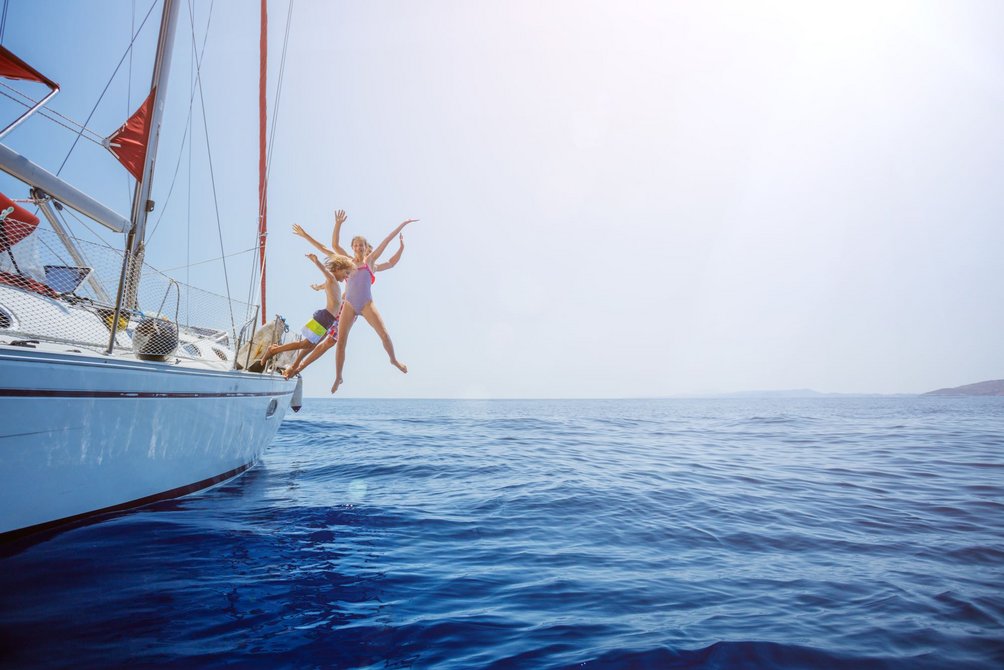 Griechenland Familienreise - Segelreise - Kinder springen von Yacht