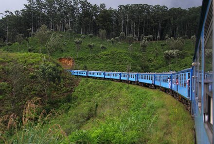 Sri Lanka Sommerurlaub mit Kindern - blauer Zug