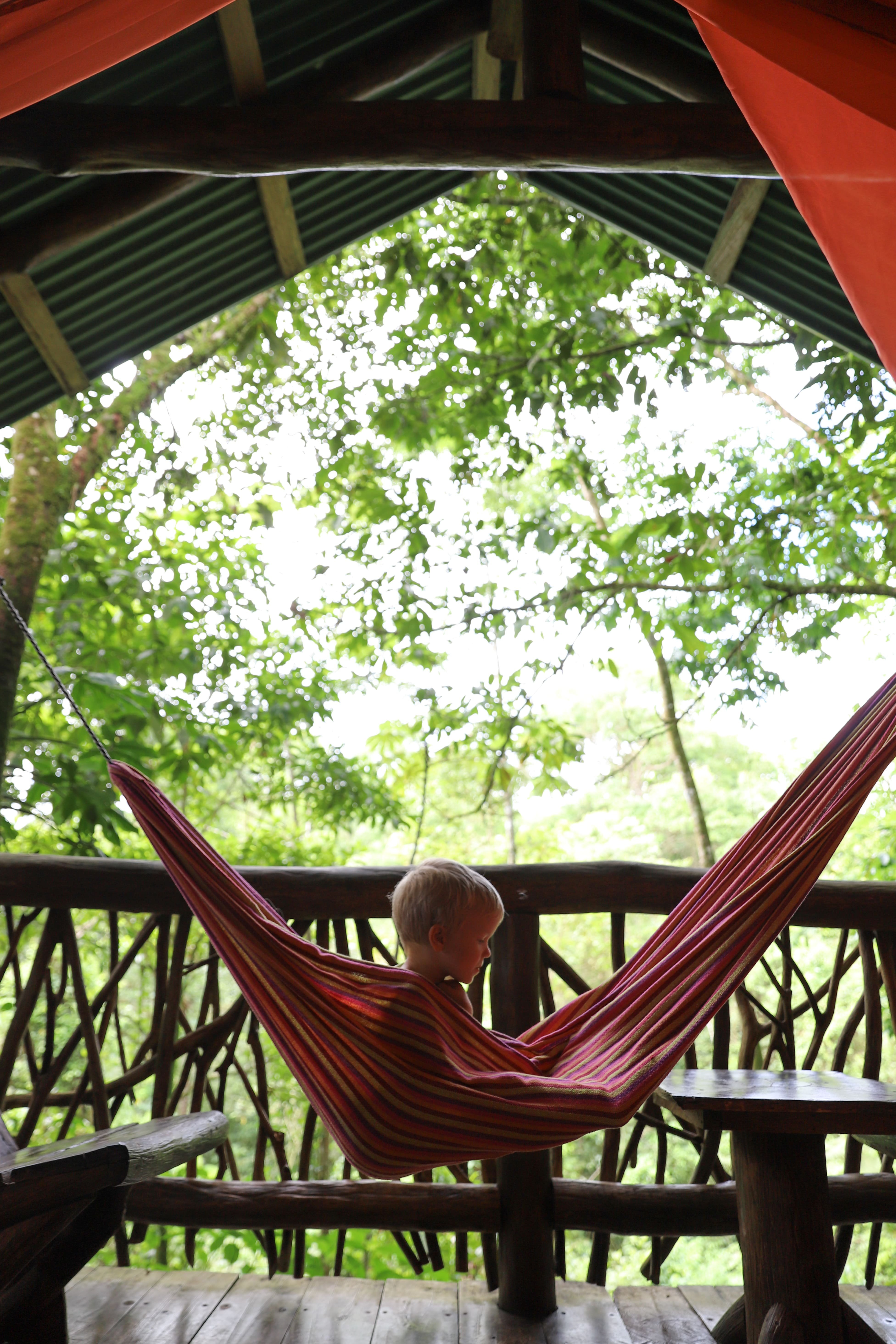 Costa Rica mit Kindern - Costa Rica Urlaub mit Kindern - Costa Rica mit Kleinkind bereisen - Kind in Hängematte auf La Tigra Rainforest Lodge