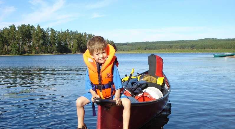 Fernreisen mit Kindern - Planungshilfe für entspannte Familienreisen - Kind im Boot