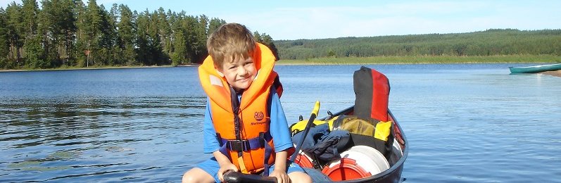 Fernreisen mit Kindern - Planungshilfe für entspannte Familienreisen - Kind im Boot