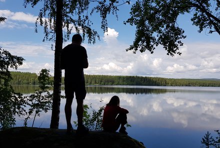 Schweden Urlaub mit Kindern - Familienurlaub Schweden - Kinder am Seeufer