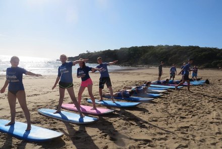Australien Familienreise - Teenager lernen surfen