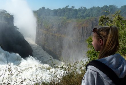 Namibia & Botswana mit Jugendlichen - Namibia & Botswana Family & Teens - Mädchen bei den Victoria Falls