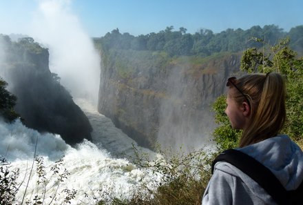 Namibia Familenreise im Mietwagen - Mädchen vor den Victoria Falls