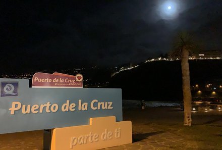 Teneriffa Familienurlaub - Teneriffa for family - Puerto de la Cruz Schild am Abend