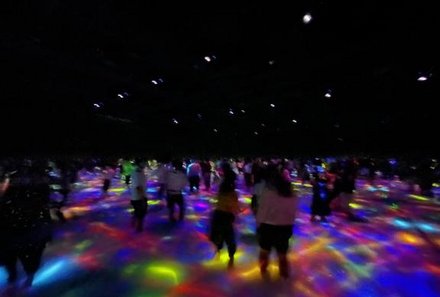 Japan for family - Teamlab Planets - Menschen im Dunkeln