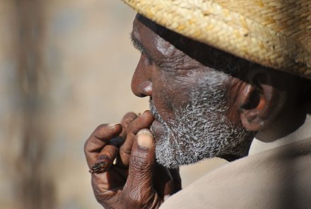 Familienurlaub Kuba - Kuba Casas for family - Mann mit Zigarre