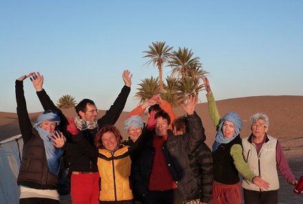 Marokko reise mit jugendlichen - Gruppe posiert in der Wüste