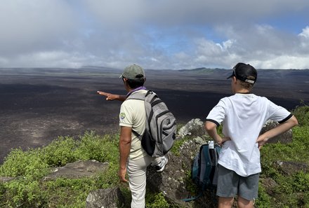 Familienreise Galapagos und Ecuador - Galapagos Family & Teens - Guide beim Ausflug zum Vulkan