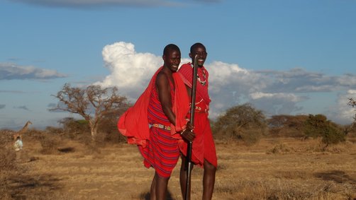 Familiensafaris - Die 6 besten Safari-Gebiete für Kinder - Fusspirsch mit Kindern - Mit Massai Kriegern unterwegs