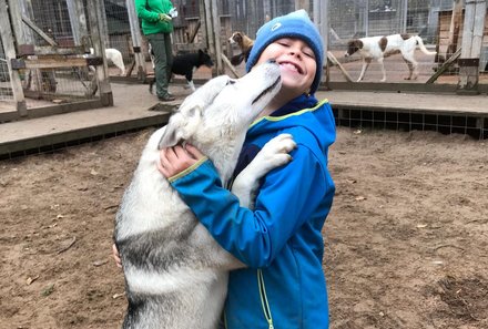 Finnland Familienreise - Finnland individuell - Hundekuscheln