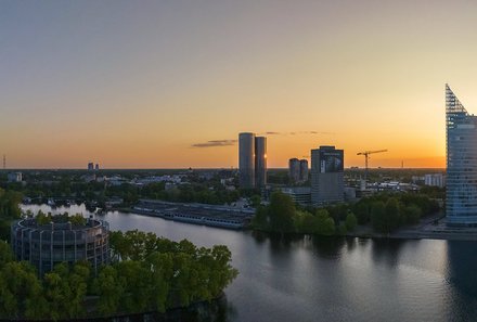 Familienreise Baltikum Family & Teens - Baltikum mit Kindern - Lettland - Riga Sonnenuntergang