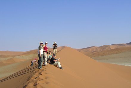 Abenteuersafaris in Namibia - Namibia mit Kindern - Gruppe auf Düne