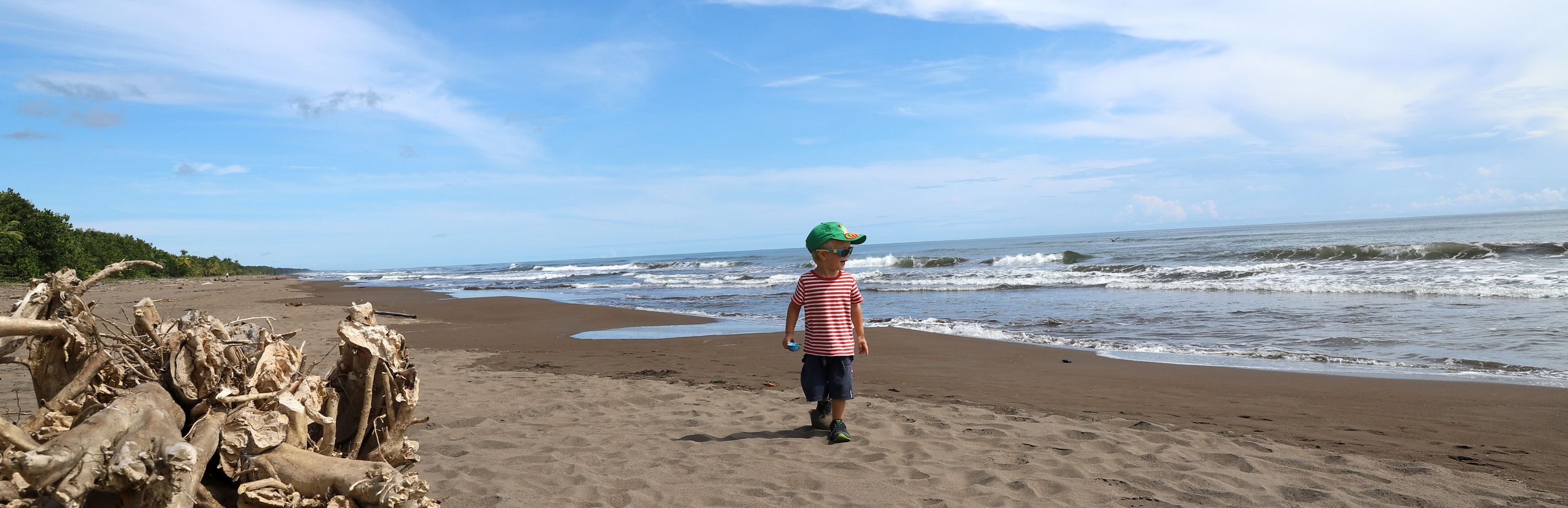 Fernreisen mit Kindern ab wann und wohin - Kleinkind am Strand in Costa Rica