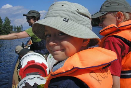Familienreise Schweden - Schweden for family - Kind mit Kanuausrüstung