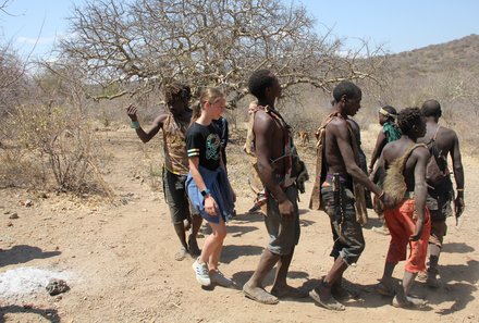 Tansania Familienreise - Tansania for family - Gruppentanz mit Hadzabe Stamm