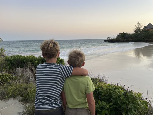 Fernreiseziele mit Kindern im Sommer - Tipps für Fernreisen im Sommer mit Kindern - Jungs am Meer