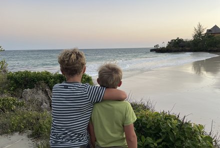 Kenia Familienreise Verlängerung - Kenia for family - Chale Island - The Sands at Chale Island - Kinder am Strand