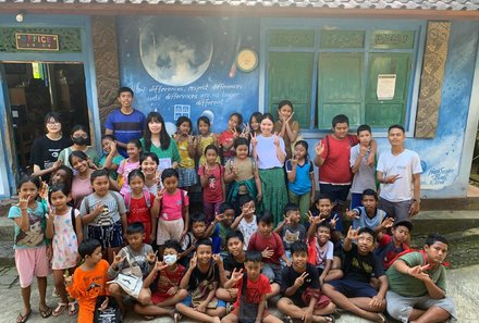 Bali Familienreise - Bali for family - Besuch des Kinderhilfsprojekts Yayasan Widya Guna - Gruppenfoto