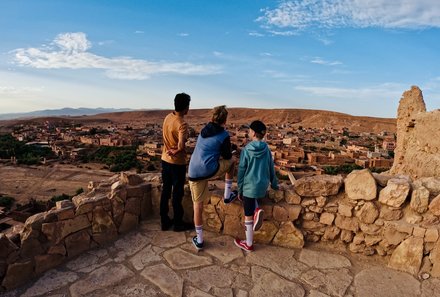 Marokko mit Kindern - Marokko for family - Familie besichtigt Kasbah im Atlas Gebirge