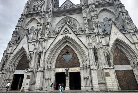 Familienreise Galapagos und Ecuador - Galapagos Family & Teens - Nadja Albrecht vor Kathedrale in Quito