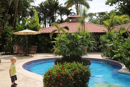 Costa Rica Familienreise - Costa Rica for family individuell - Kind am Pool der Mawamba Lodge
