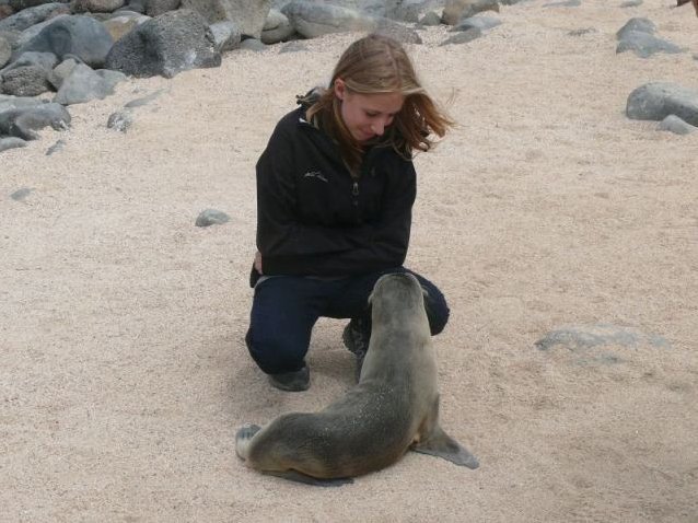 Galapagos mit Kindern - Elisa mit Robbe