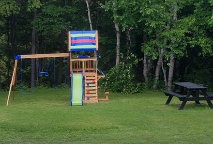 Ostkanada for family - Ostkanada Familienreise mit Kindern - Hotel Au Petit Berger - Spielplatz