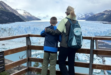 Patagonien mit Jugendlichen - Wandern mit Kindern in Argentinien und Chile - Nadja mit Sohn blicken auf Gletscher