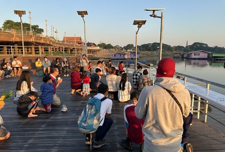 Thailand Familienreisen - Thailand Family & Teens - Ritual am Fluss