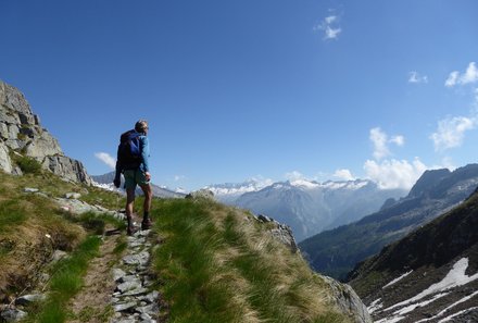 Idrosee Familienurlaub - Mann genießt die Aussicht in Norditalien