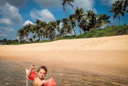 Sri Lanka mit Kindern - Sri Lanka for family - Kind mit Schwimmflügeln im Meer