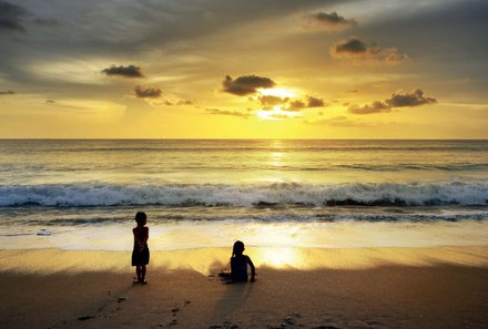 Thailand mit Kindern - Thailand Urlaub mit Kindern - Kinder bei Sonnenuntergang am Strand