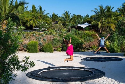 Serengeti mit Kindern individuell - Tansania for family deluxe - Sansibar - Zuri Zanzibar Resort - Trampoline am Strand