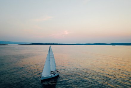 Familienreise Kroatien - Kroatien for family - Segelreise - Yacht bei Sonnenuntergang