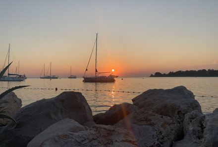 Kroatien mit Kindern - Kroatien for family - Novigrad - Segelboot bei Sonnenuntergang
