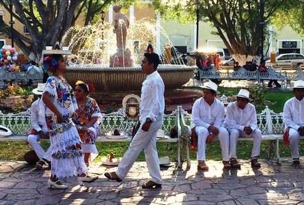 Mexiko for family Deluxe - Valladolid - Einheimische im Park
